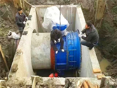 廣西柳林城市地下管道系統(tǒng)工程安裝伸縮器現(xiàn)場(chǎng).jpg
